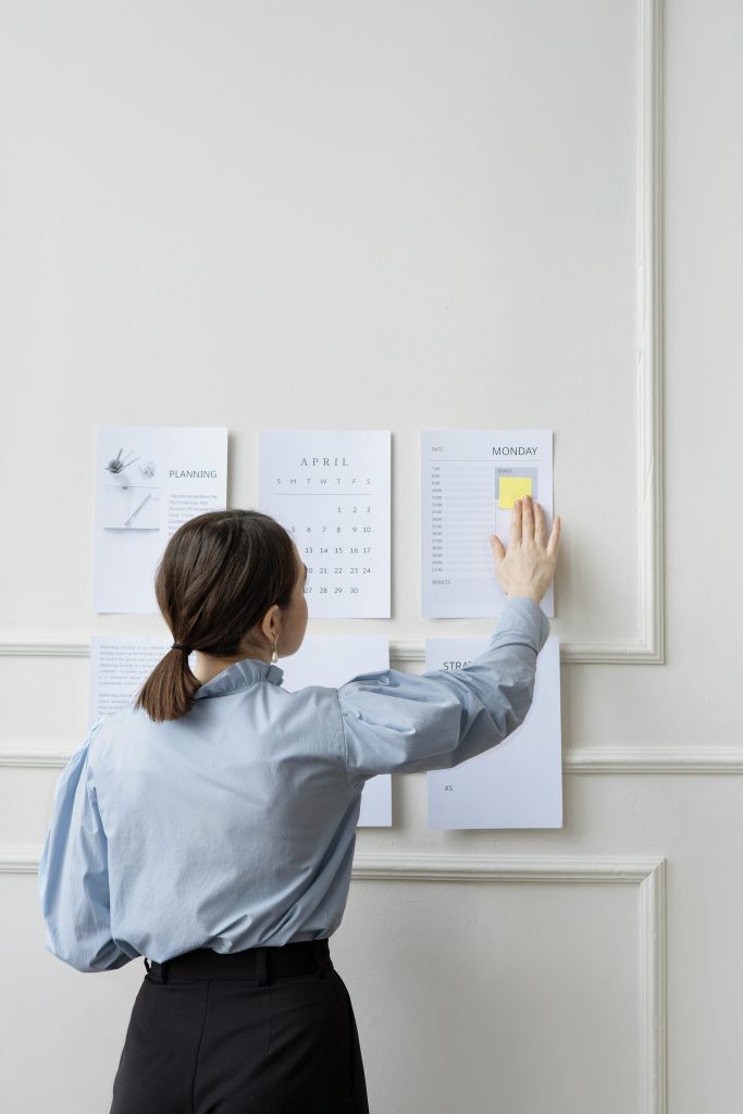Assistante maternelle avec calendrier montrant les jours fériés et droits aux congés payés