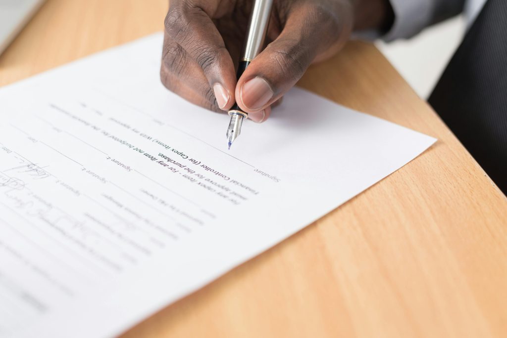 Signature d’un avenant au contrat d’une assistante maternelle