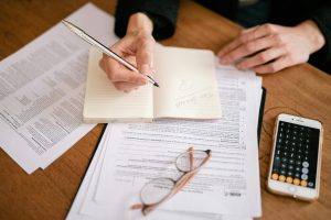 Parents employeur découvrant les aides pour assistante maternelle