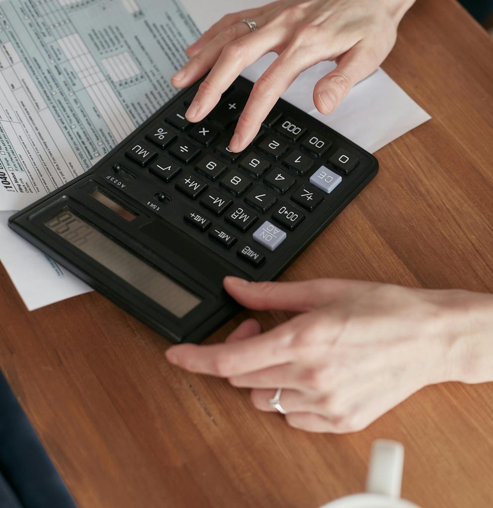 Parents consultant les aides sociales et fiscales pour la garde d’enfants